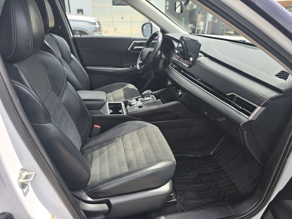 Photo 11 of this MITSUBISHI OUTLANDER