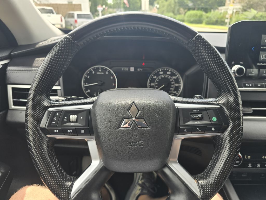Photo 12 of this MITSUBISHI OUTLANDER