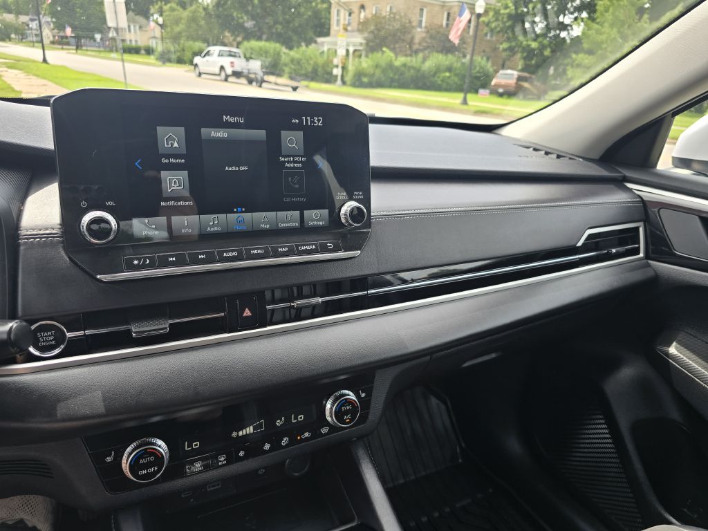 Photo 13 of this MITSUBISHI OUTLANDER