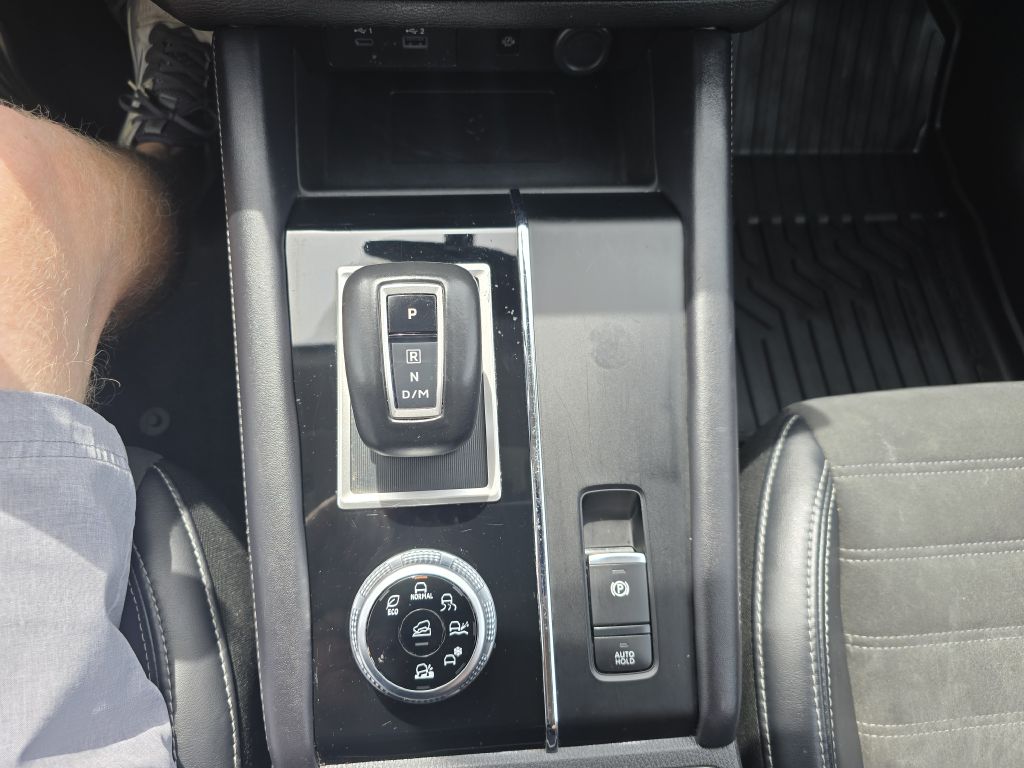 Photo 15 of this MITSUBISHI OUTLANDER