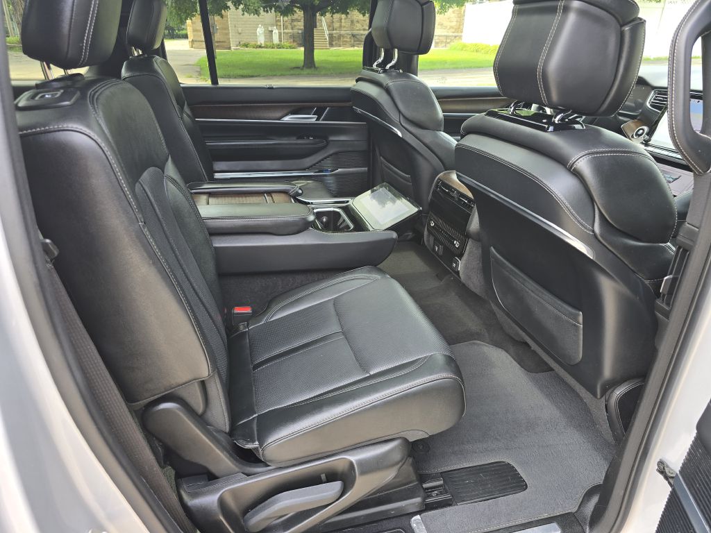 Photo 11 of this JEEP GRAND WAGONEER