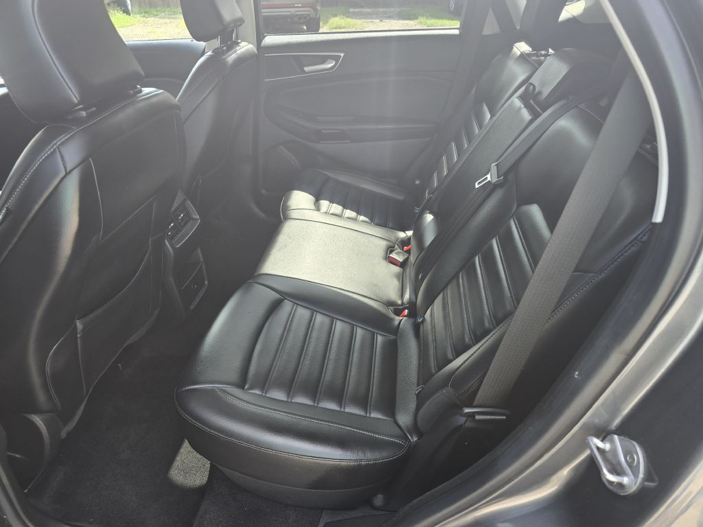 Photo 7 of this FORD EDGE