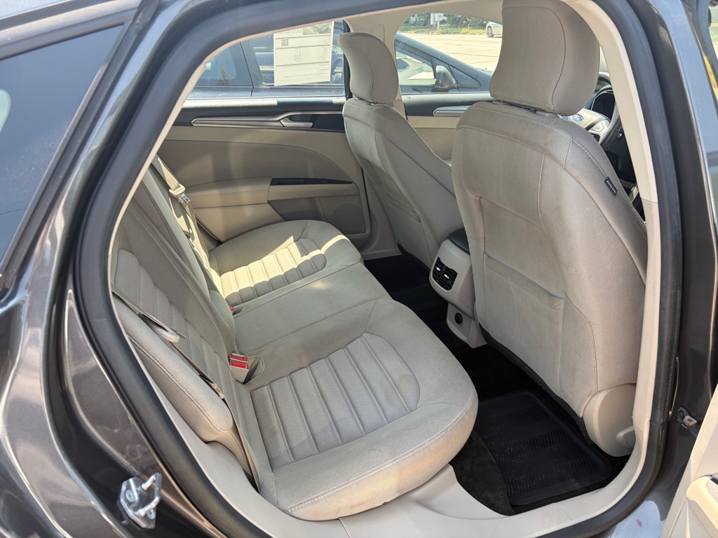 Photo 12 of this FORD FUSION