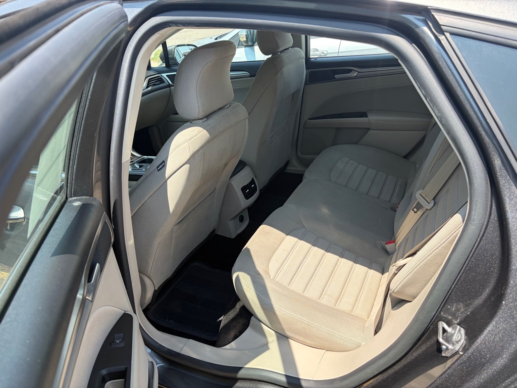 Photo 11 of this FORD FUSION