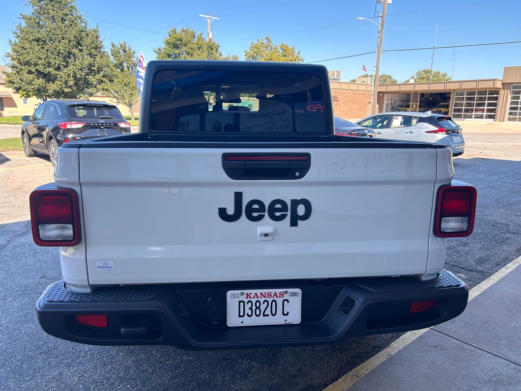 Photo 8 of this JEEP GLADIATOR