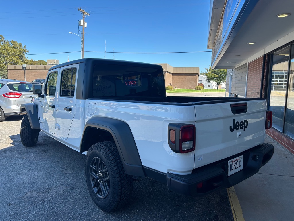 Photo 5 of this JEEP GLADIATOR