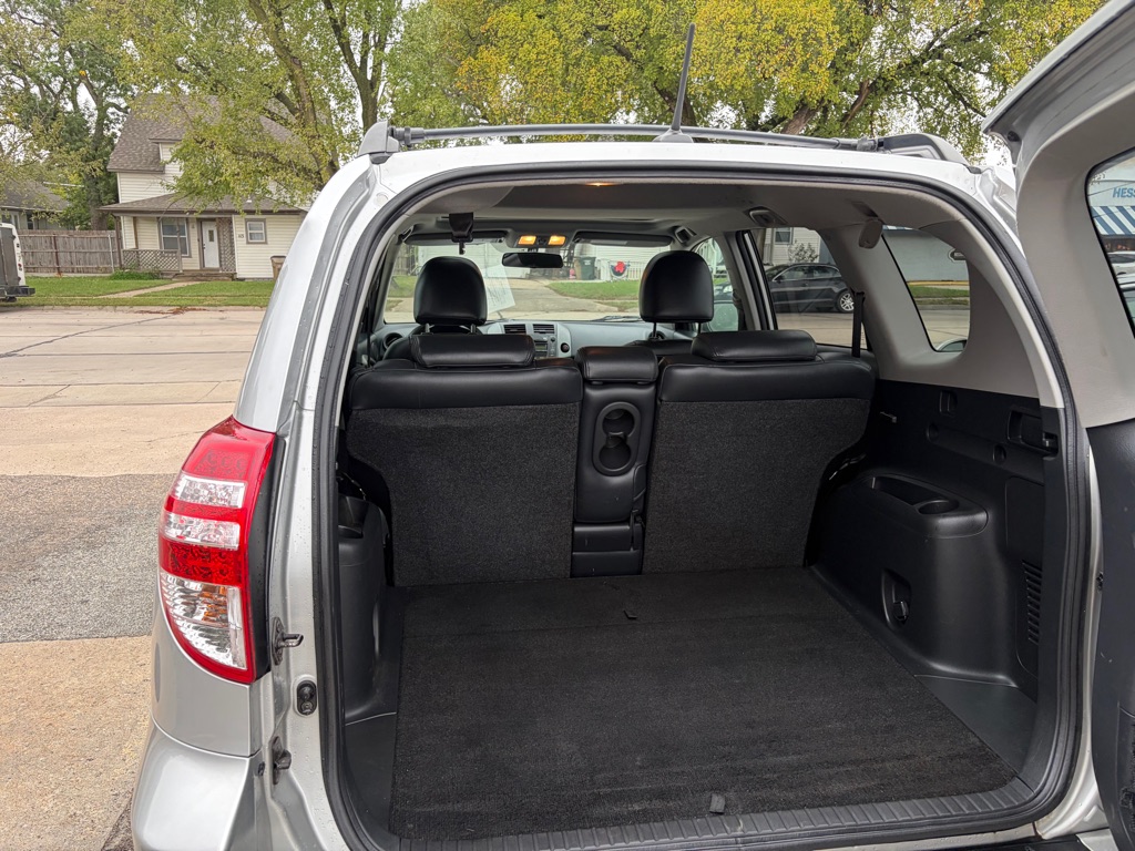 Photo 13 of this TOYOTA RAV4