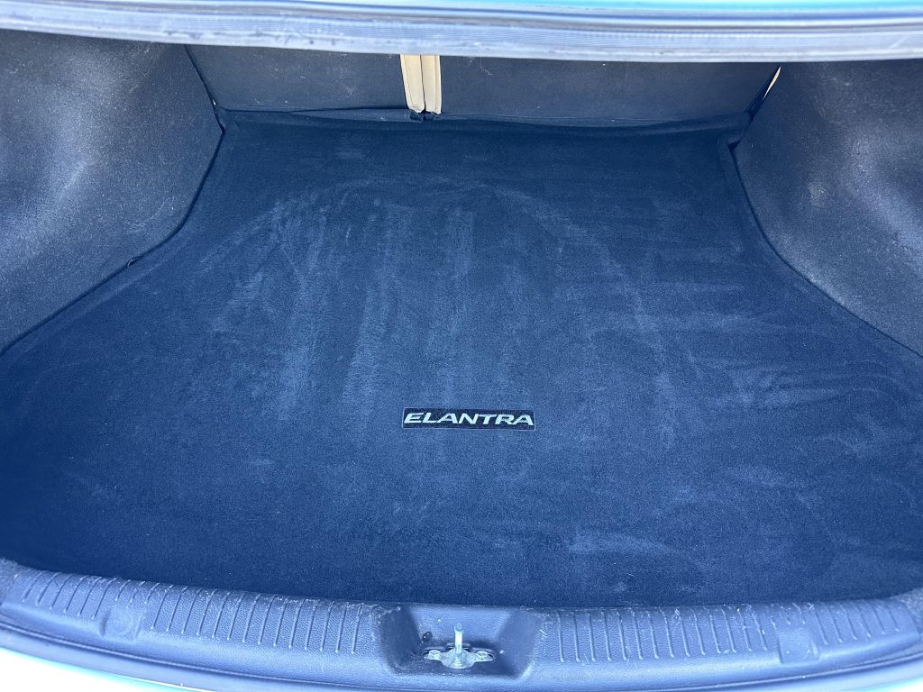 Photo 12 of this HYUNDAI ELANTRA