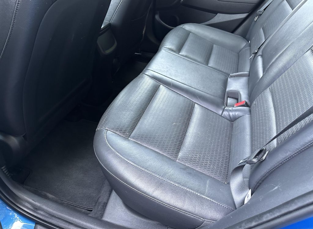 Photo 8 of this HYUNDAI ELANTRA
