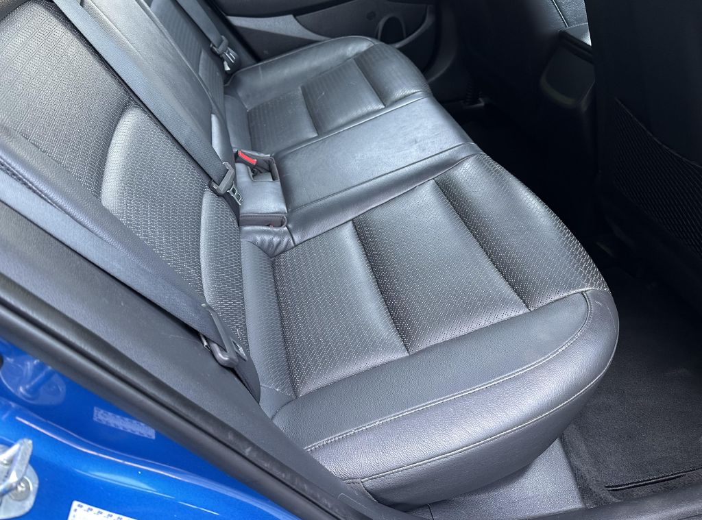Photo 10 of this HYUNDAI ELANTRA