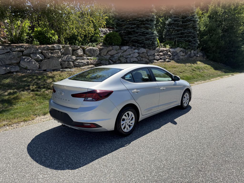 Photo 3 of this HYUNDAI ELANTRA