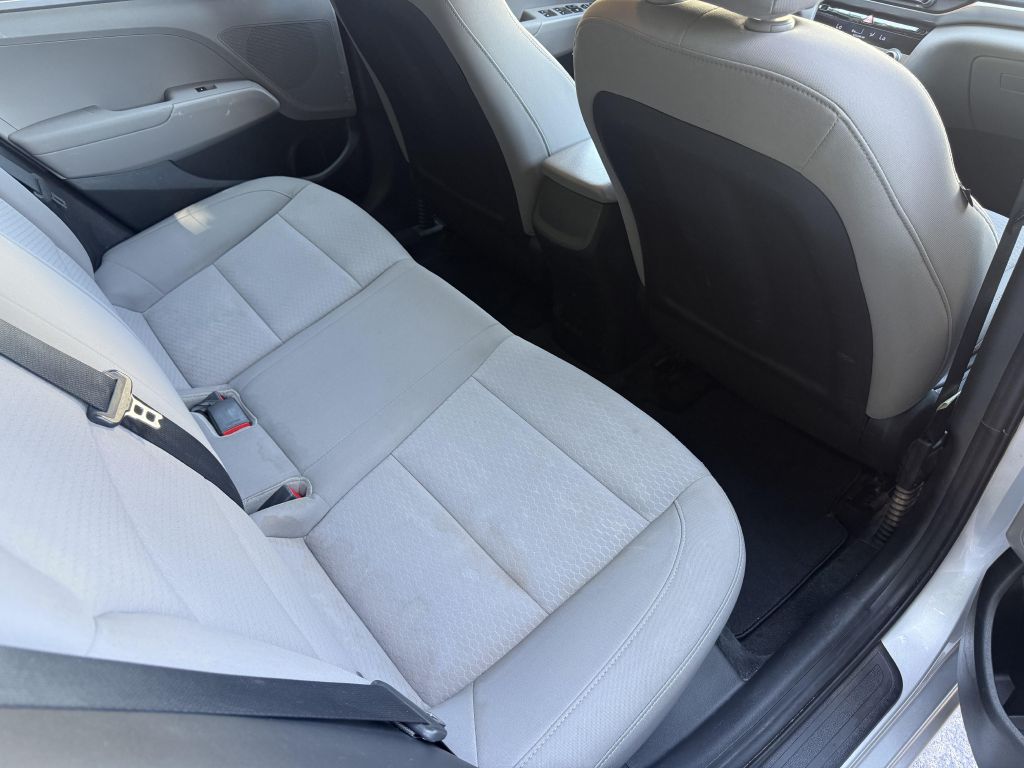 Photo 10 of this HYUNDAI ELANTRA