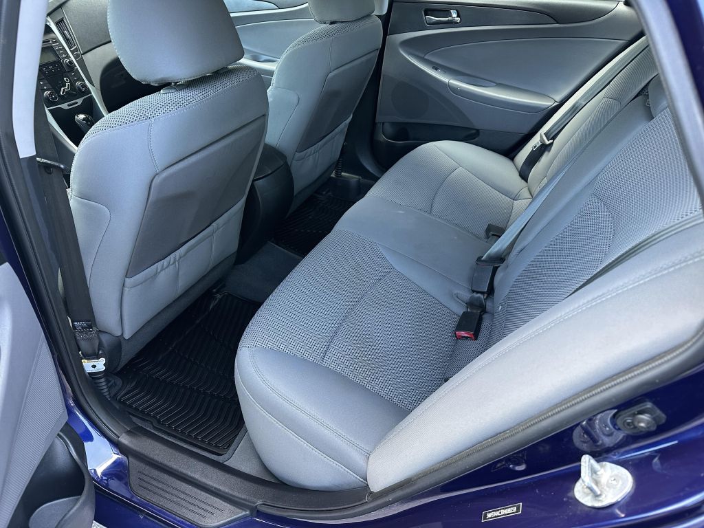 Photo 8 of this HYUNDAI SONATA