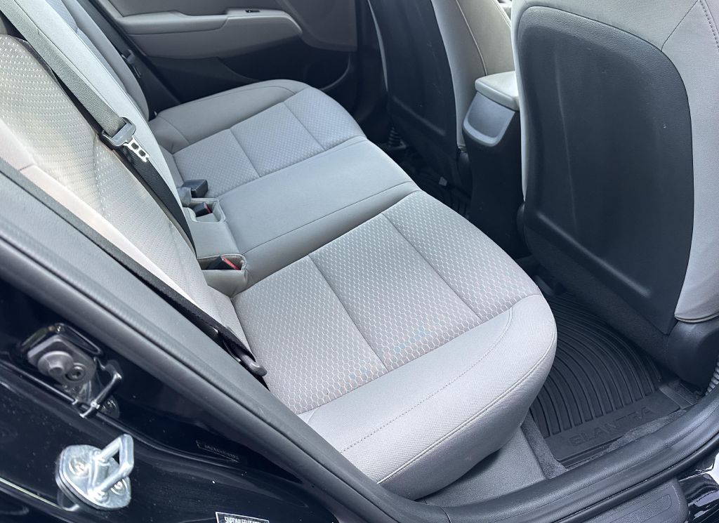 Photo 10 of this HYUNDAI ELANTRA