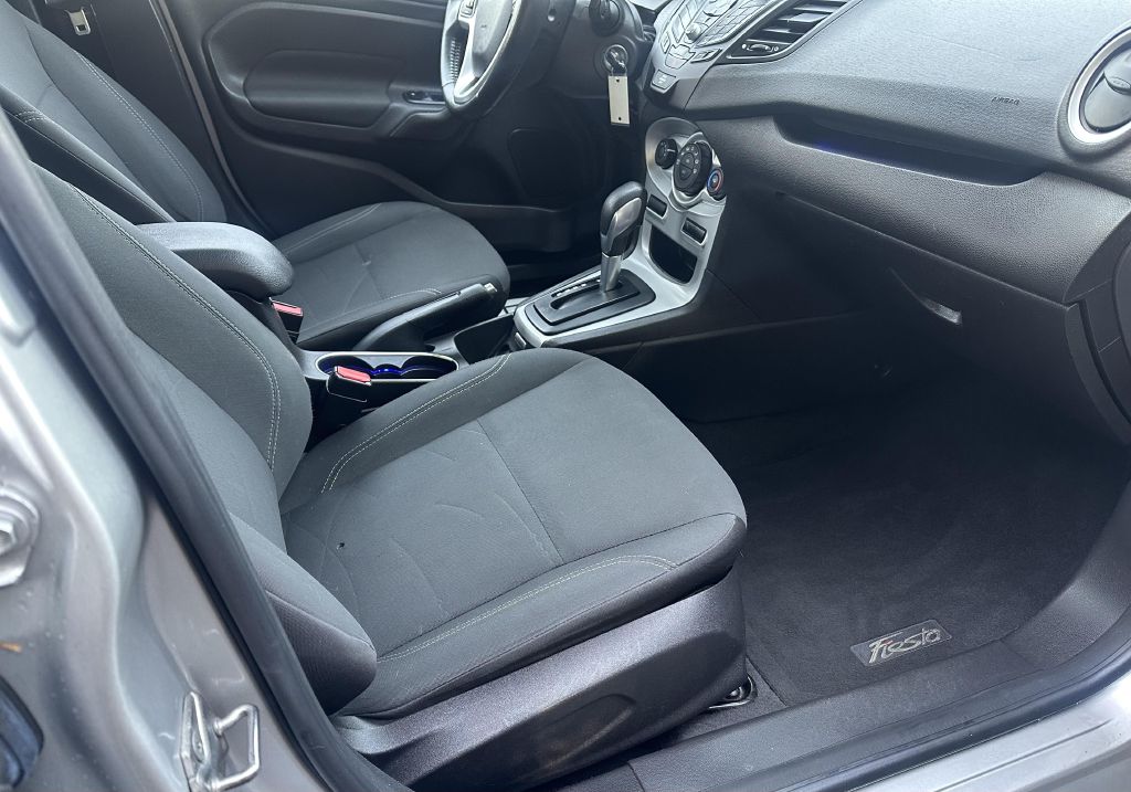 Photo 9 of this FORD FIESTA