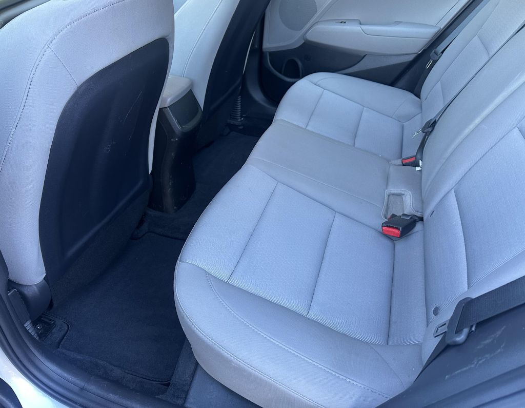 Photo 8 of this HYUNDAI ELANTRA