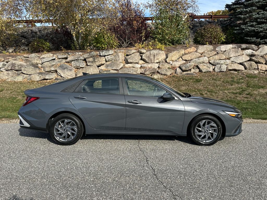 Photo 2 of this HYUNDAI ELANTRA