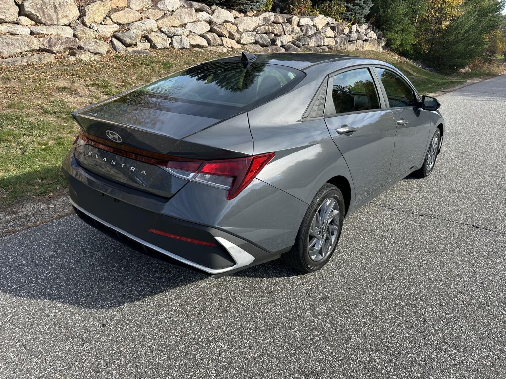 Photo 3 of this HYUNDAI ELANTRA