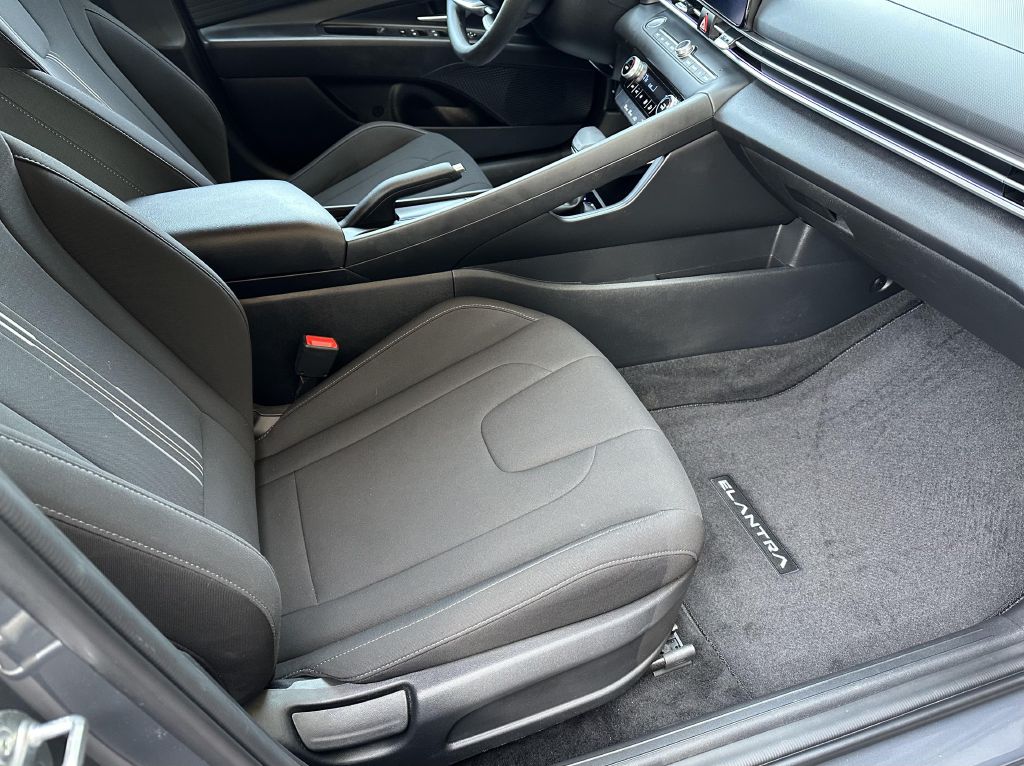 Photo 9 of this HYUNDAI ELANTRA