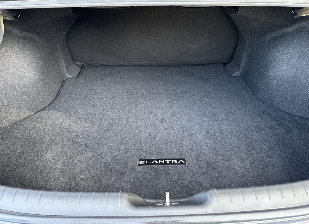 Photo 12 of this HYUNDAI ELANTRA