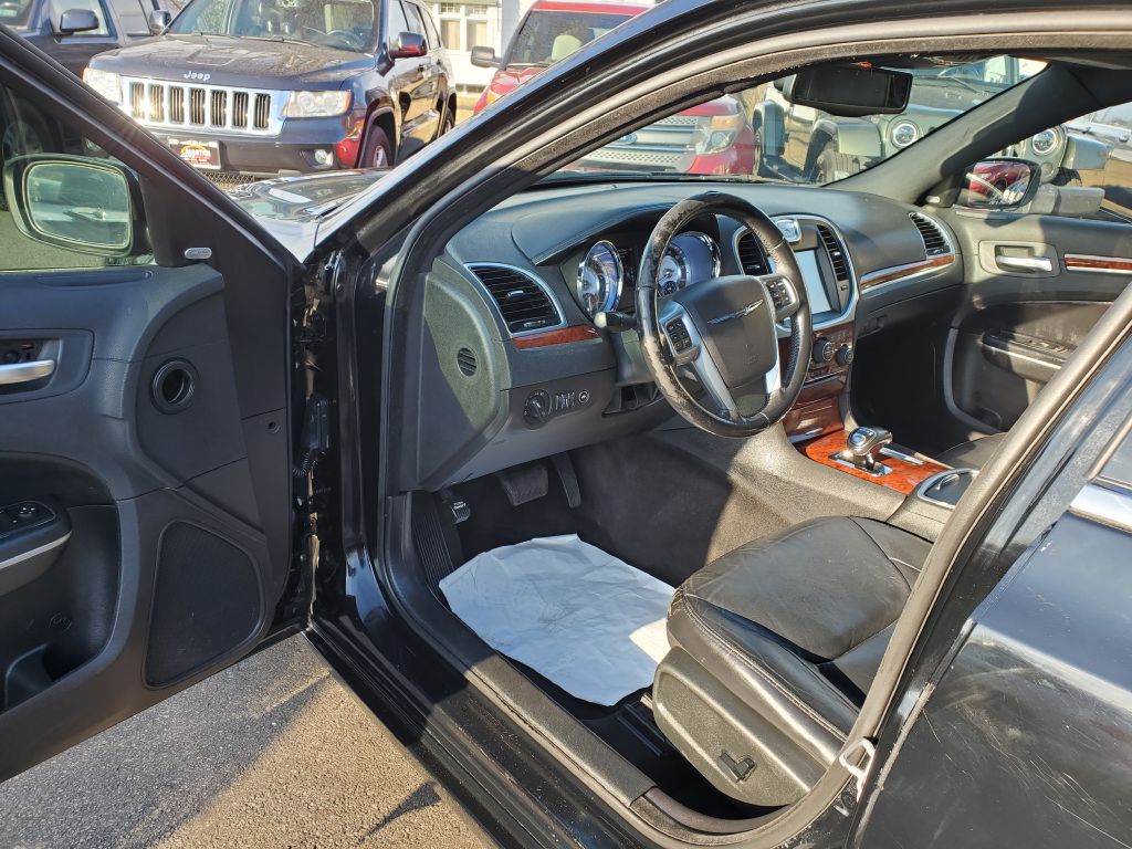 Photo 4 of this CHRYSLER 300