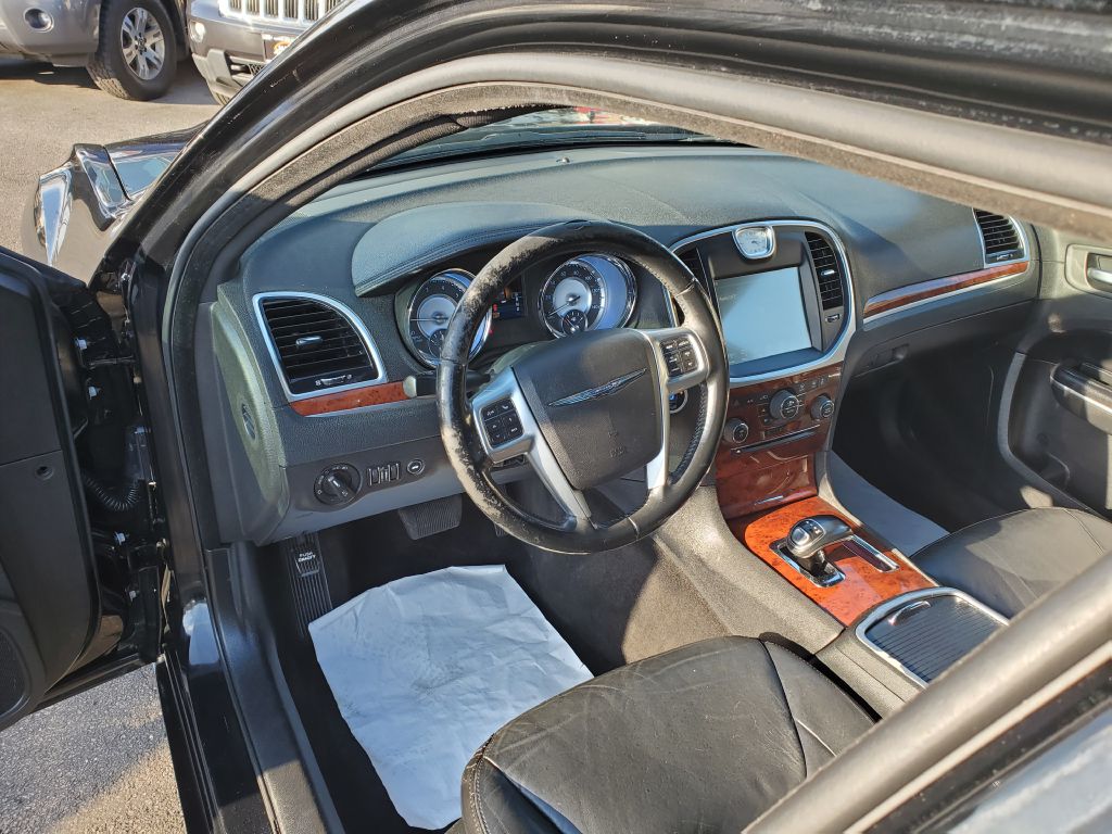 Photo 5 of this CHRYSLER 300