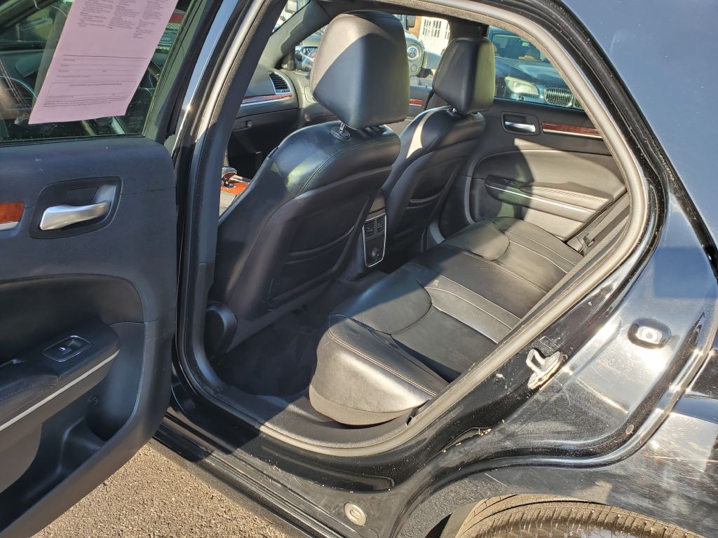Photo 6 of this CHRYSLER 300