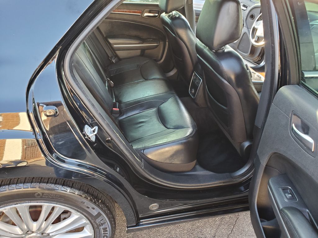 Photo 7 of this CHRYSLER 300