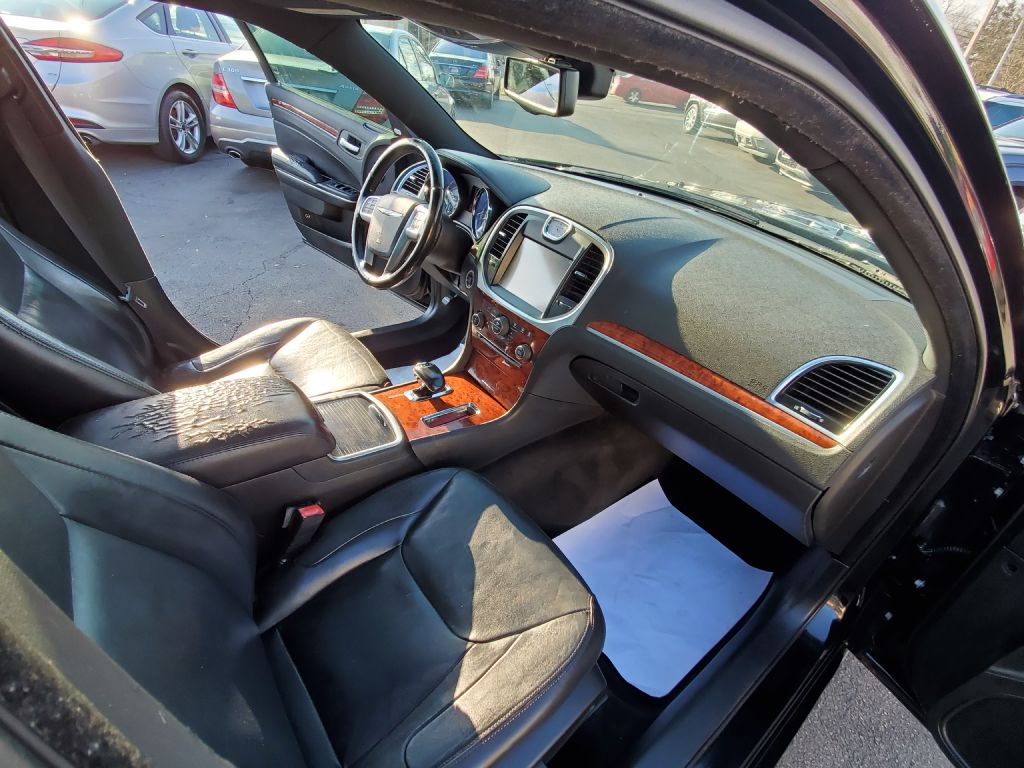 Photo 8 of this CHRYSLER 300