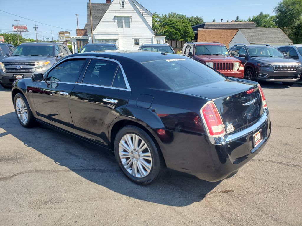 Photo 3 of this CHRYSLER 300