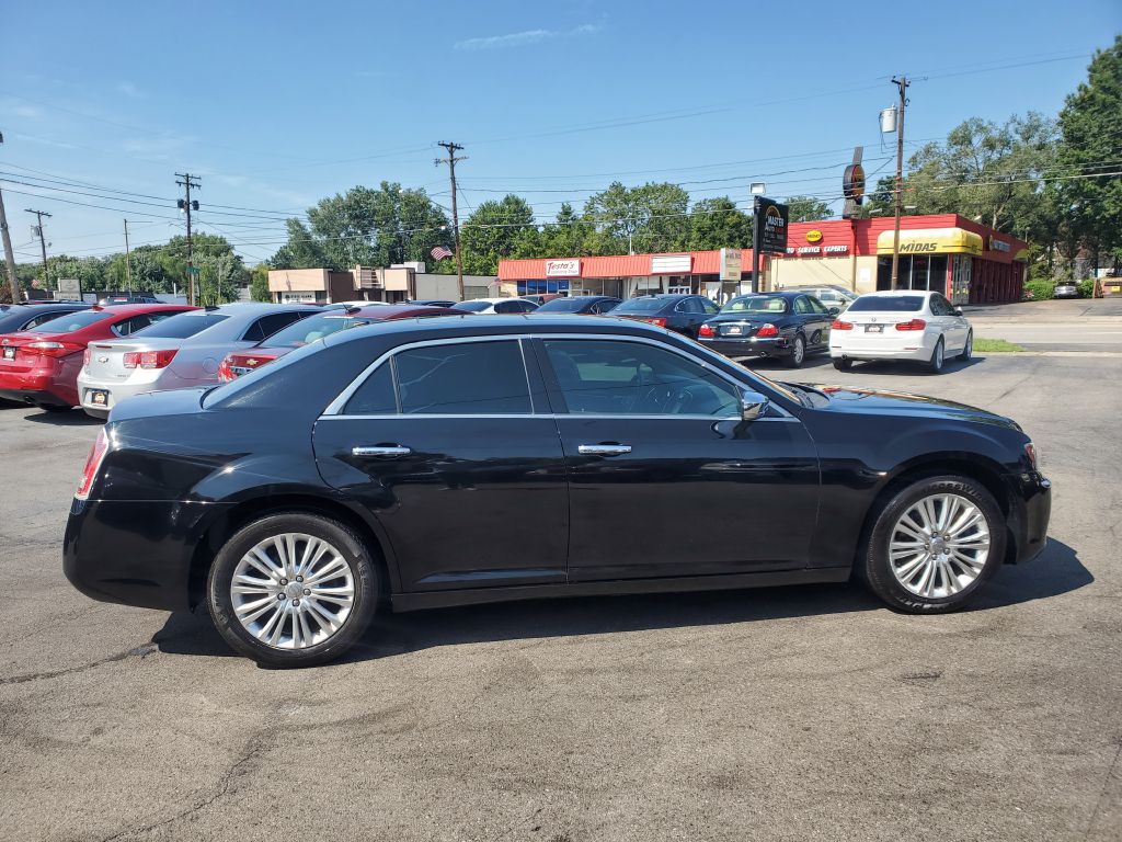 Photo 15 of this CHRYSLER 300