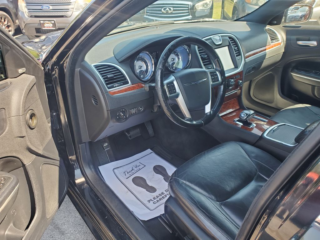 Photo 18 of this CHRYSLER 300