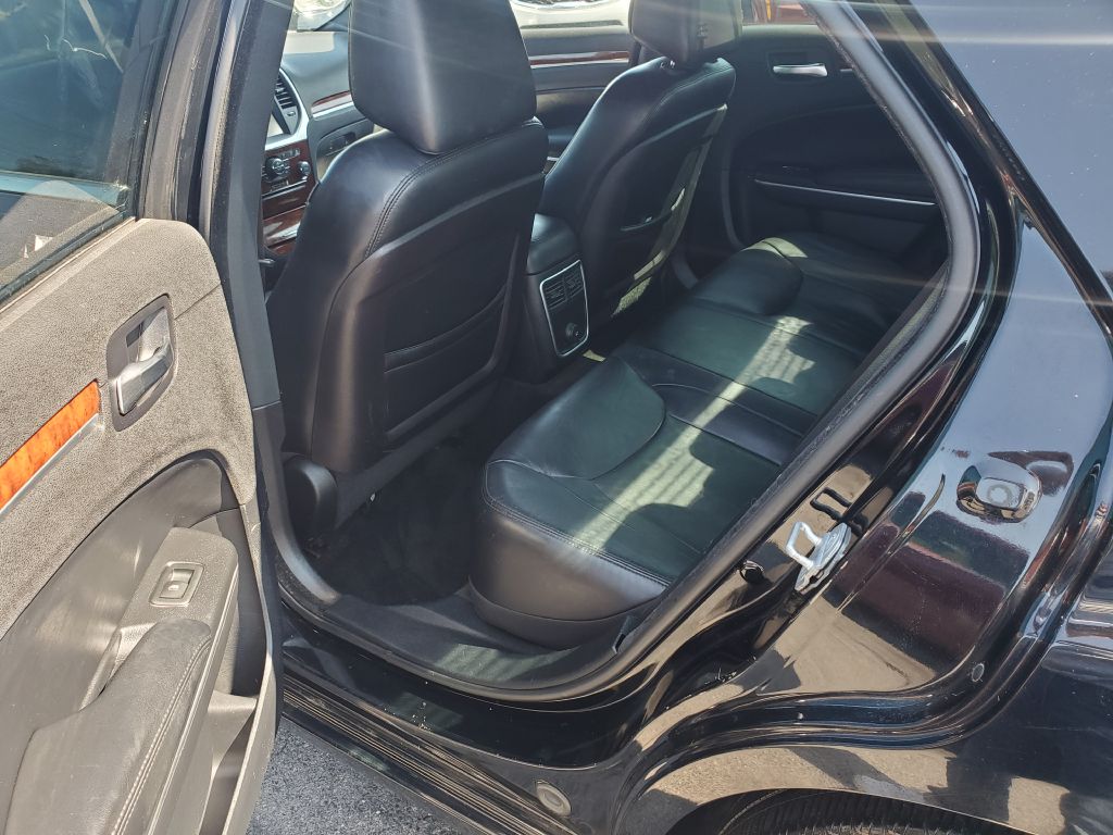 Photo 20 of this CHRYSLER 300