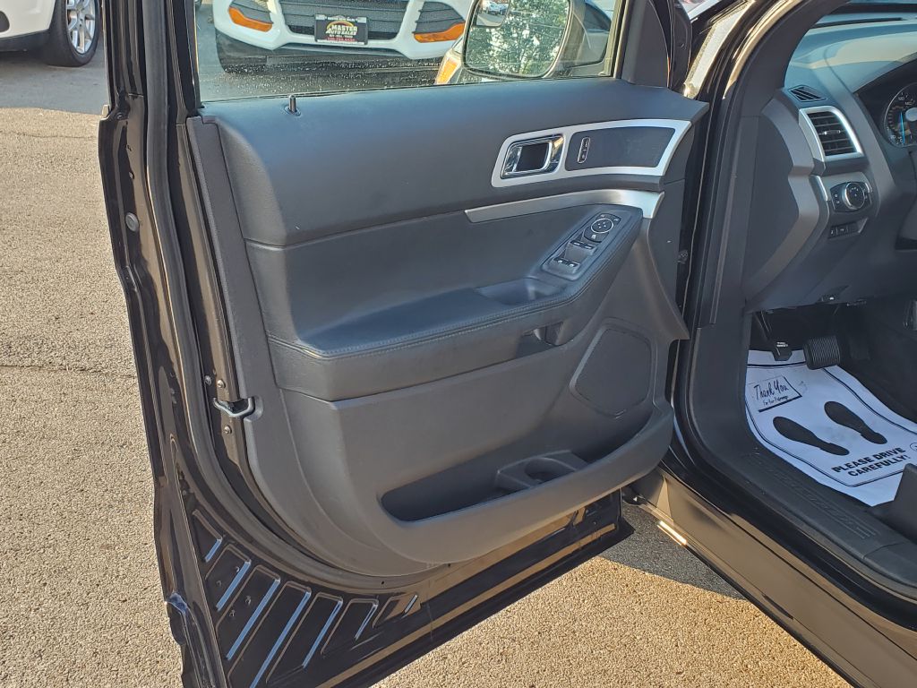 Photo 12 of this FORD EXPLORER