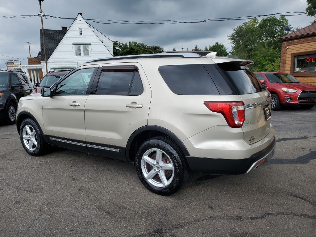 Photo 3 of this FORD EXPLORER