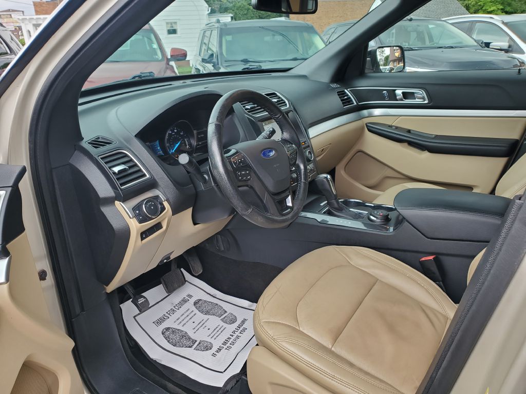 Photo 15 of this FORD EXPLORER