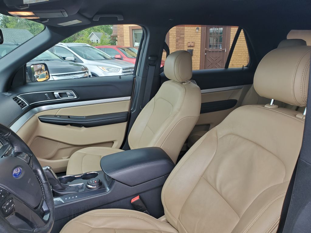 Photo 16 of this FORD EXPLORER