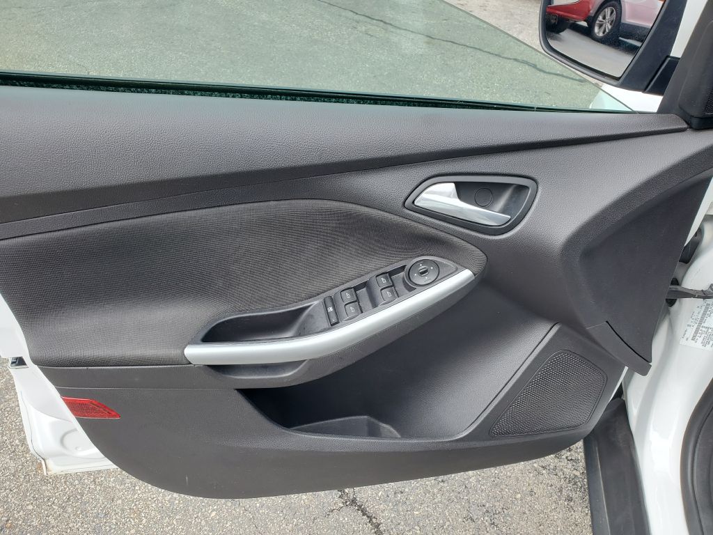 Photo 9 of this FORD FOCUS