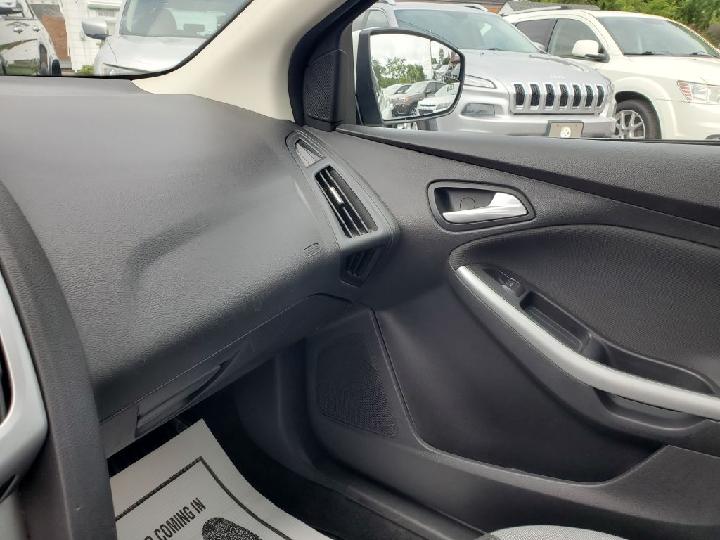 Photo 15 of this FORD FOCUS