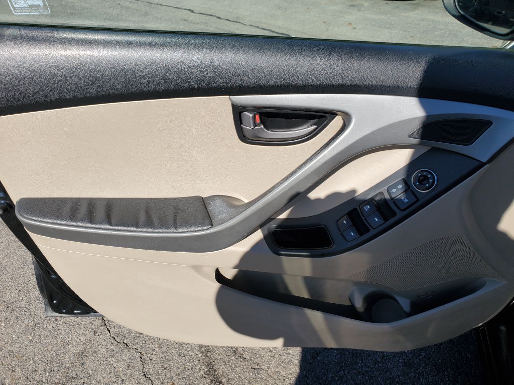 Photo 9 of this HYUNDAI ELANTRA