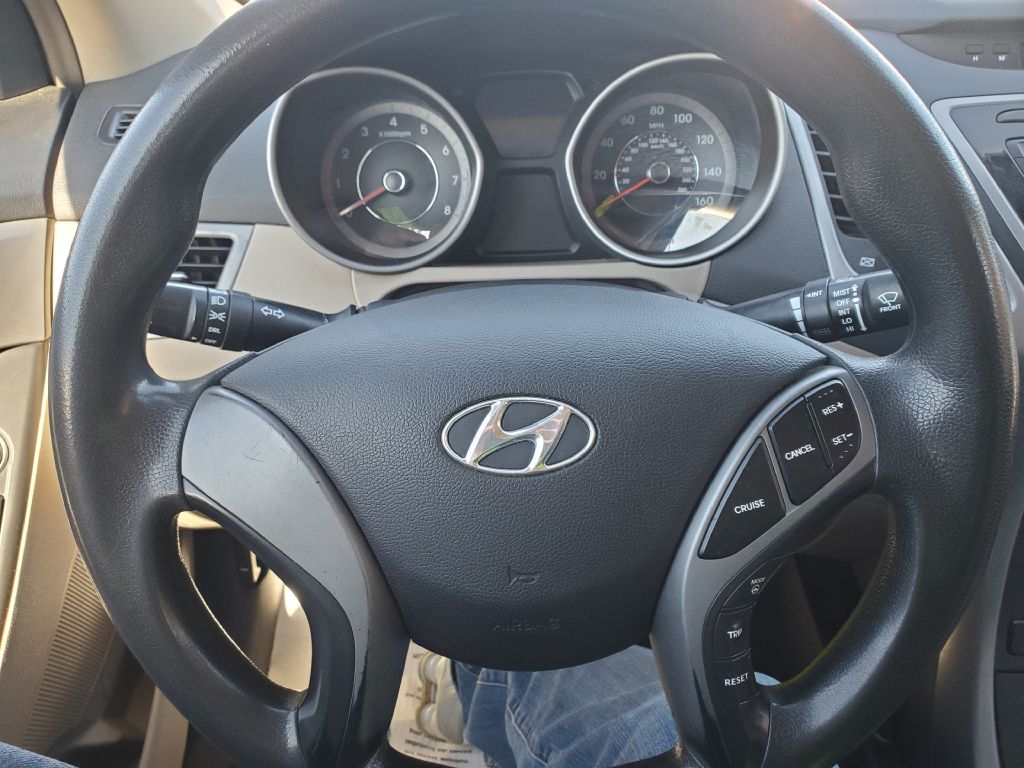 Photo 12 of this HYUNDAI ELANTRA