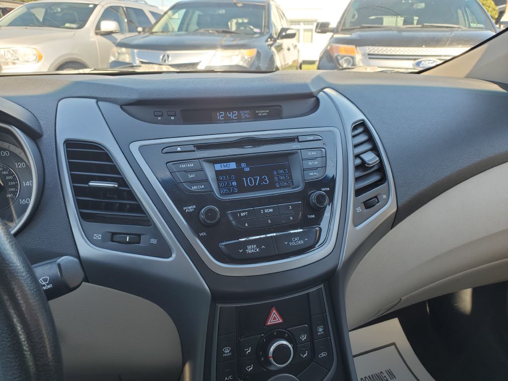 Photo 13 of this HYUNDAI ELANTRA