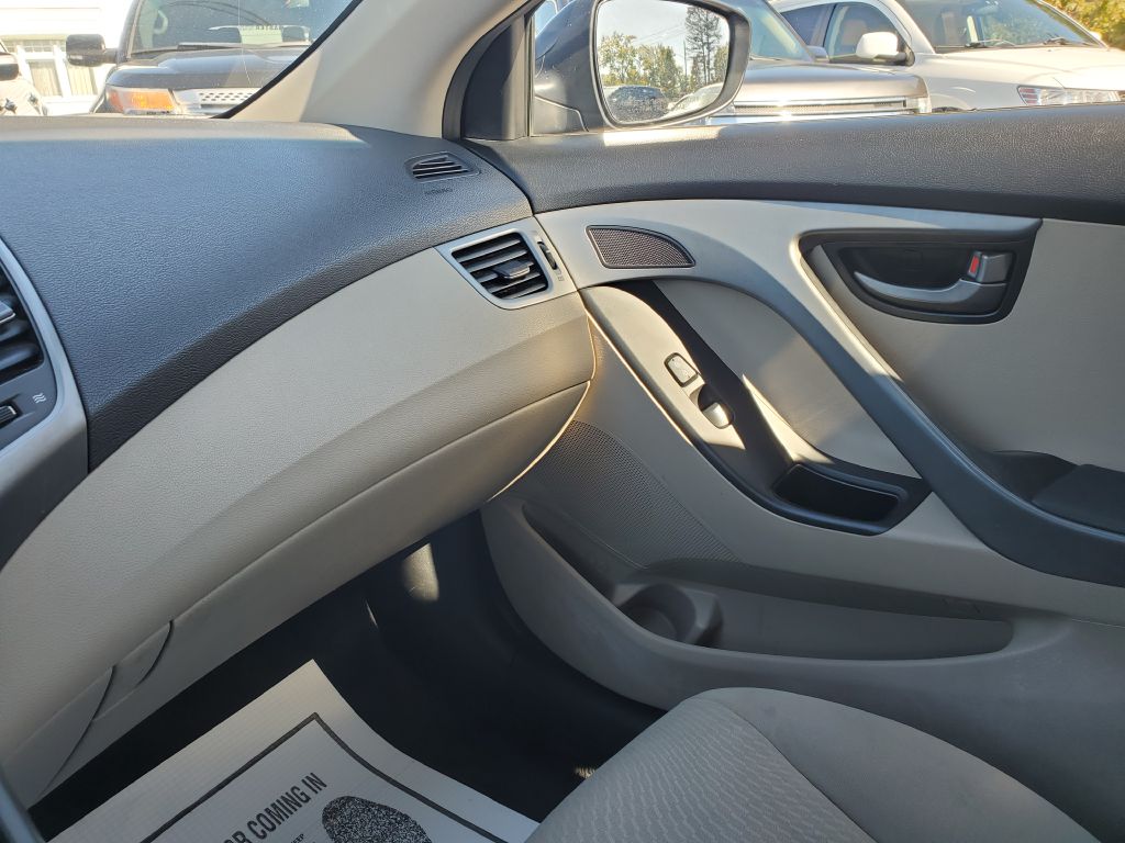 Photo 14 of this HYUNDAI ELANTRA