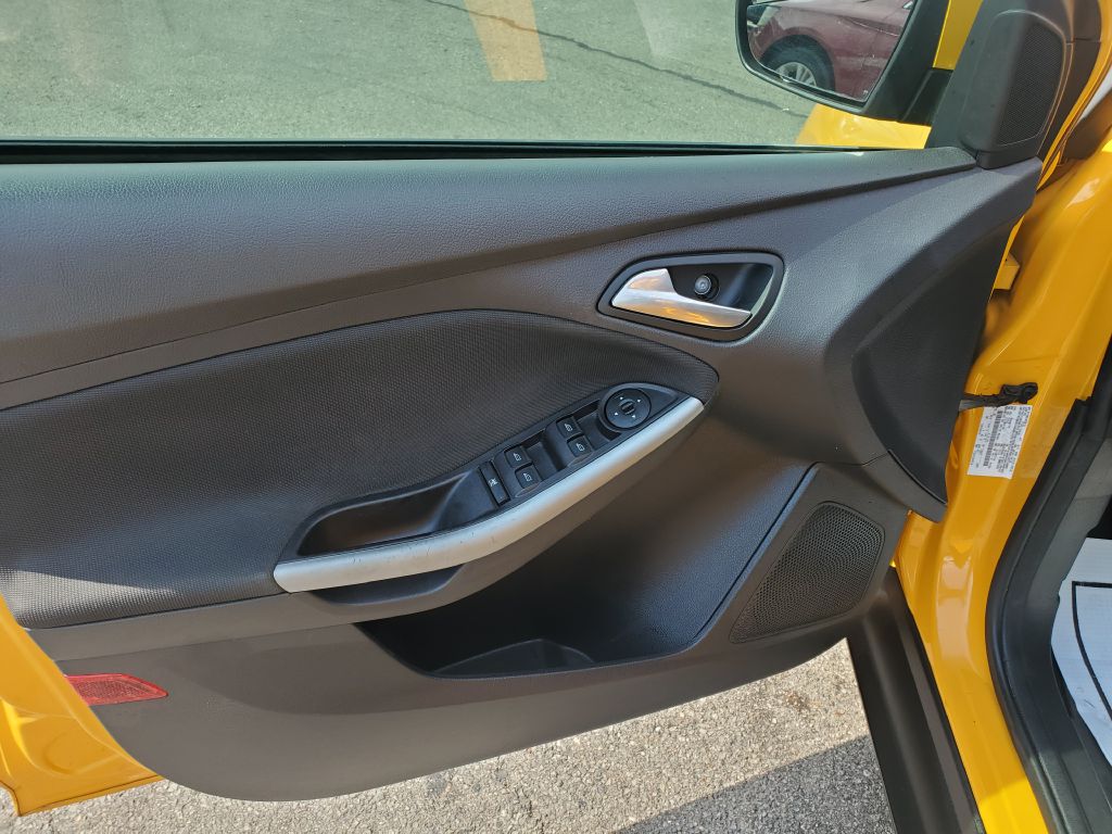 Photo 9 of this FORD FOCUS