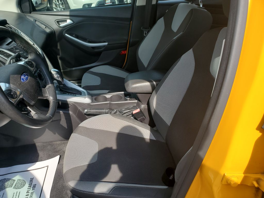 Photo 10 of this FORD FOCUS