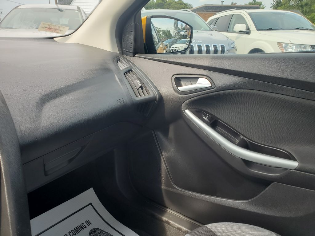 Photo 14 of this FORD FOCUS