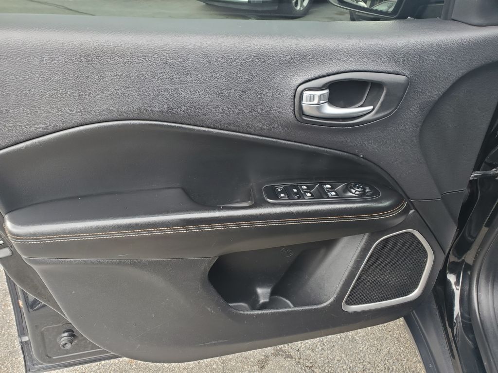 Photo 8 of this JEEP COMPASS
