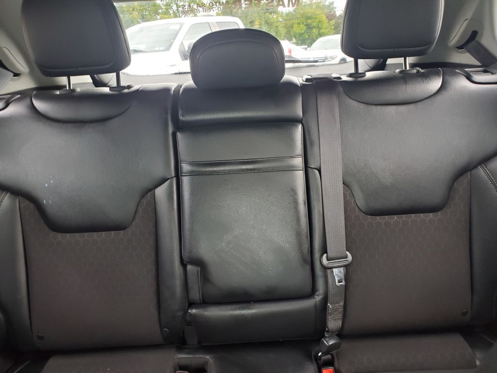 Photo 18 of this JEEP COMPASS