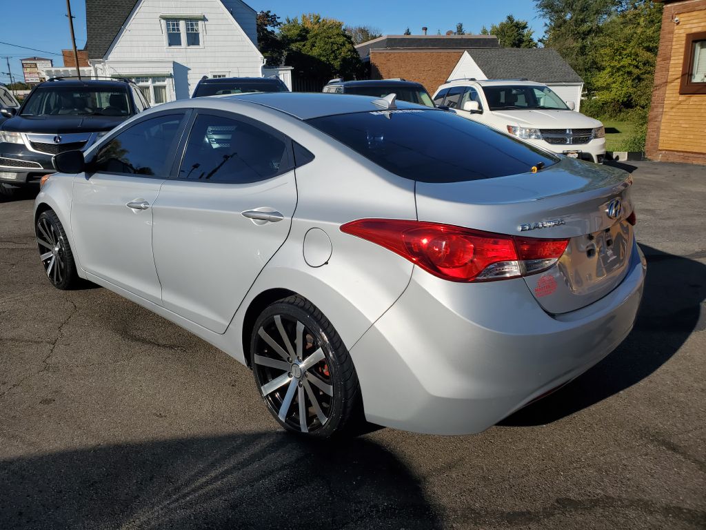 Photo 3 of this HYUNDAI ELANTRA