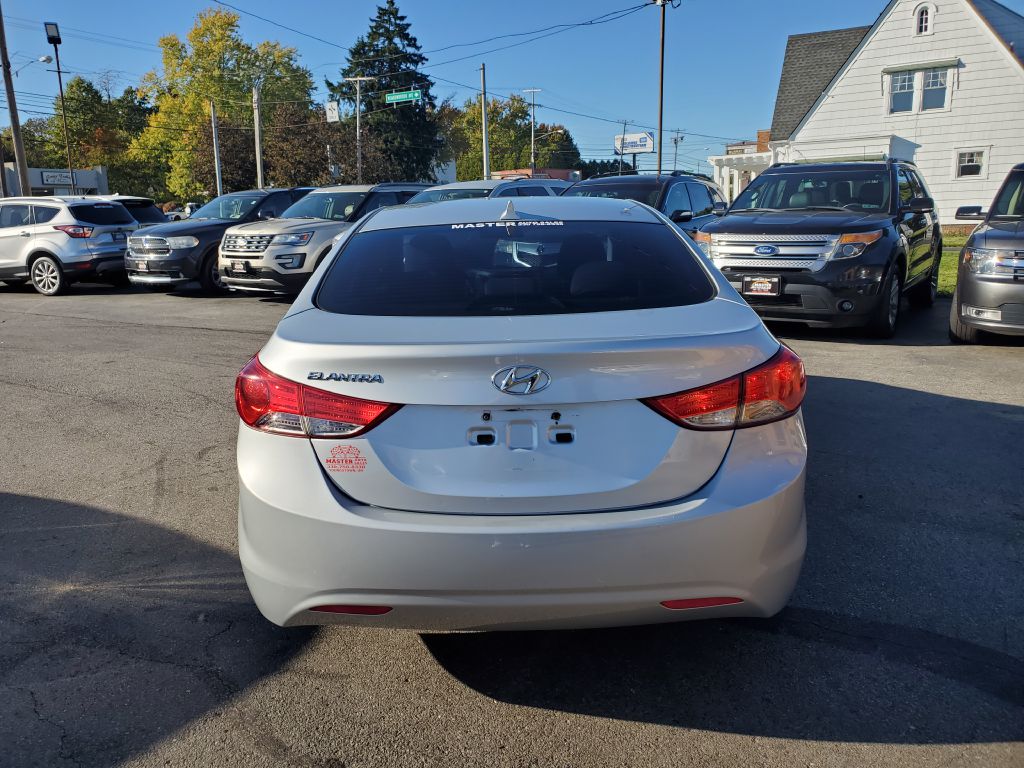 Photo 4 of this HYUNDAI ELANTRA